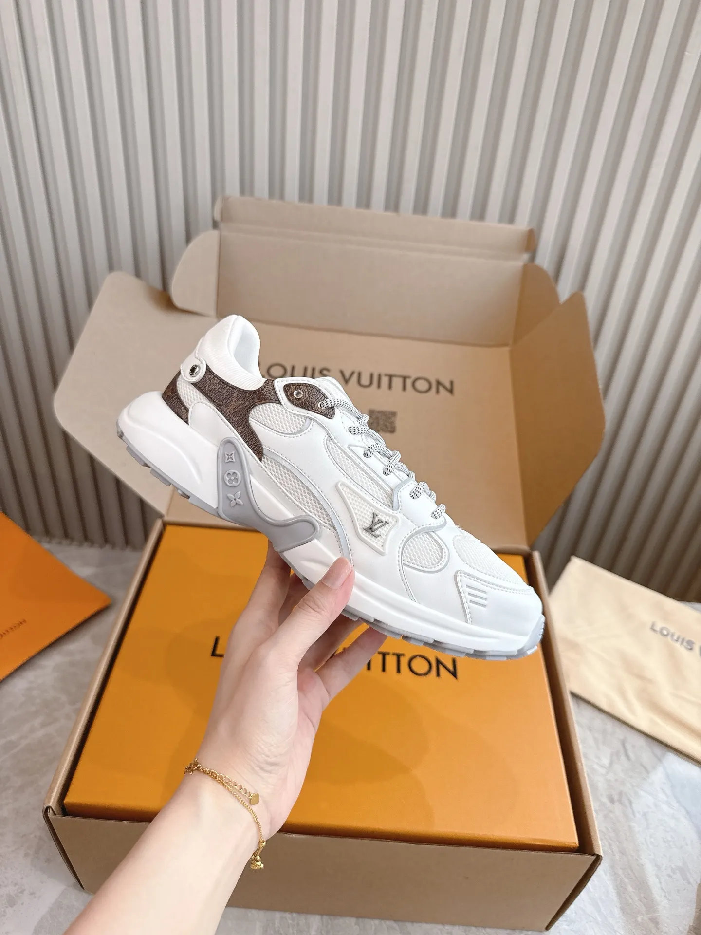 💕💕Factory direct selling price p640💕💕 Men's size +10 (top version) 2025 new LV couple's same style sports shoes, hot coming🔥🔥🔥Official website synchronized fabric, using special material printing process. Inside, breathable mesh, size 35-42 for women, 39-46 for men, factory standard complete package + airplane box